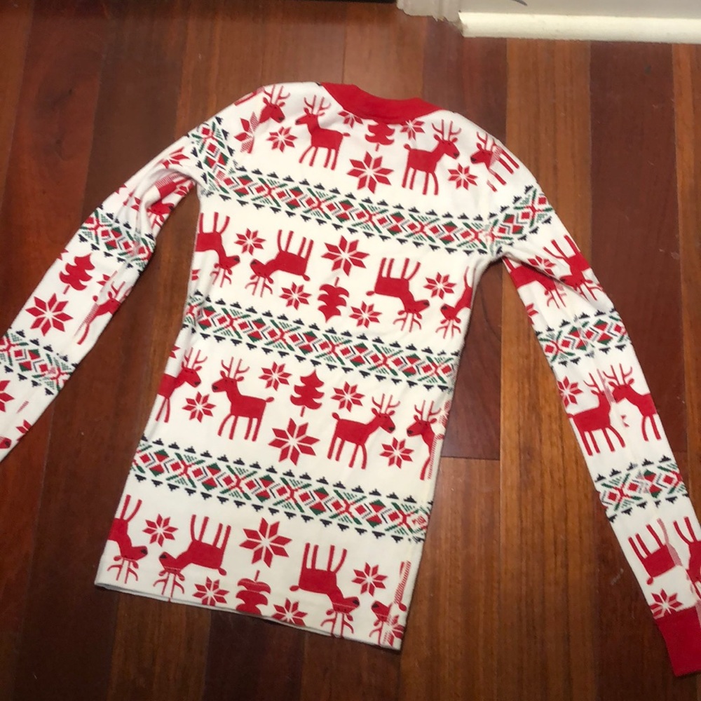 This is a pajama set that has little reindeer that are Colors 🔴🟢⚫️⚪️size 130.